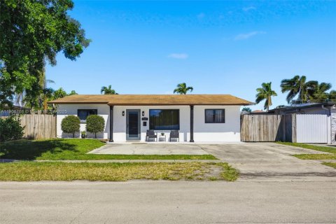 House in Hollywood, Florida 3 bedrooms, 126.35 sq.m. № 2082030