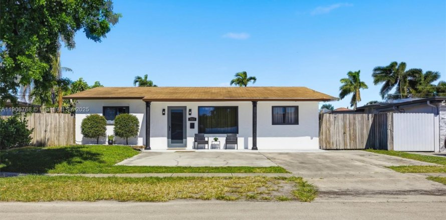 House in Hollywood, Florida 3 bedrooms, 126.35 sq.m. № 2082030