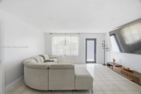 House in Hollywood, Florida 3 bedrooms, 126.35 sq.m. № 2082030 - photo 9