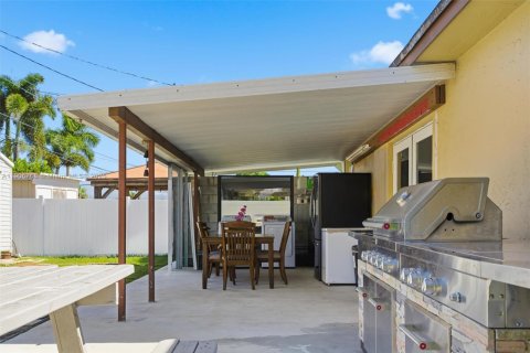 House in Hollywood, Florida 3 bedrooms, 126.35 sq.m. № 2082030 - photo 28