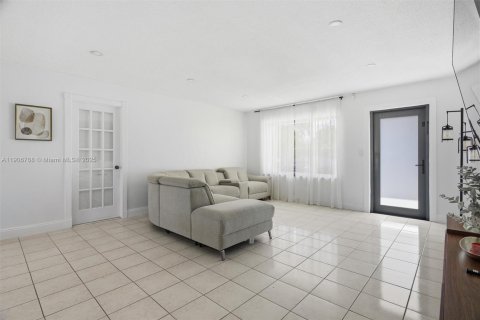 House in Hollywood, Florida 3 bedrooms, 126.35 sq.m. № 2082030 - photo 8
