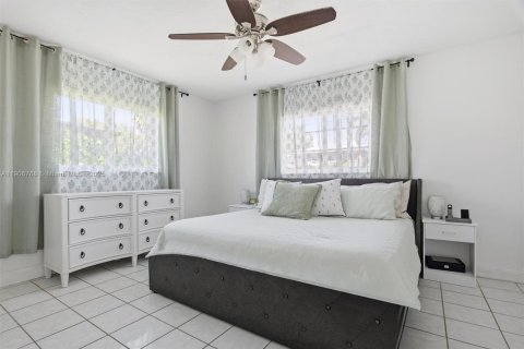House in Hollywood, Florida 3 bedrooms, 126.35 sq.m. № 2082030 - photo 17