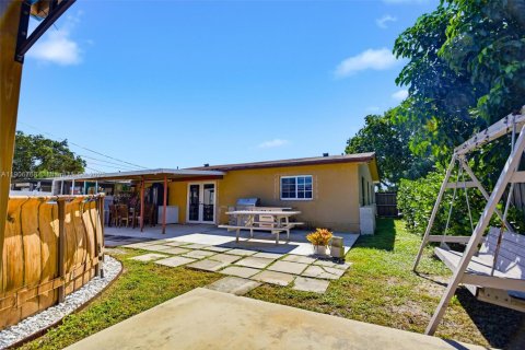 House in Hollywood, Florida 3 bedrooms, 126.35 sq.m. № 2082030 - photo 23