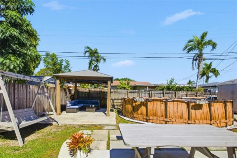 House in Hollywood, Florida 3 bedrooms, 126.35 sq.m. № 2082030 - photo 25