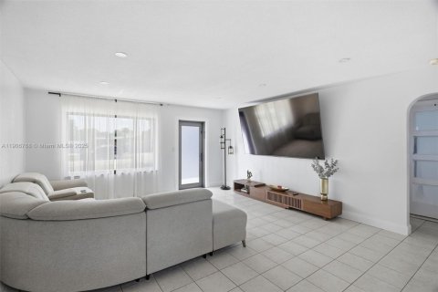 House in Hollywood, Florida 3 bedrooms, 126.35 sq.m. № 2082030 - photo 7