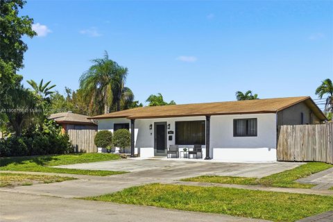 House in Hollywood, Florida 3 bedrooms, 126.35 sq.m. № 2082030 - photo 2