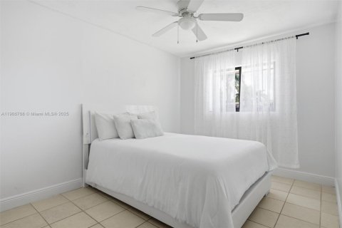 House in Hollywood, Florida 3 bedrooms, 126.35 sq.m. № 2082030 - photo 21