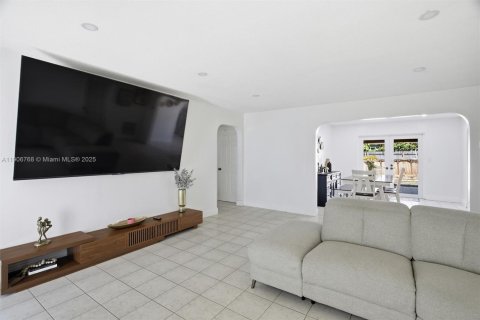 House in Hollywood, Florida 3 bedrooms, 126.35 sq.m. № 2082030 - photo 6