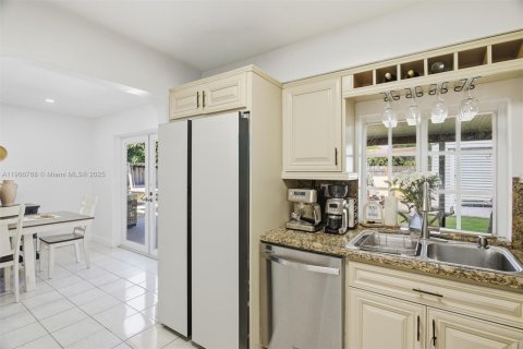 House in Hollywood, Florida 3 bedrooms, 126.35 sq.m. № 2082030 - photo 15