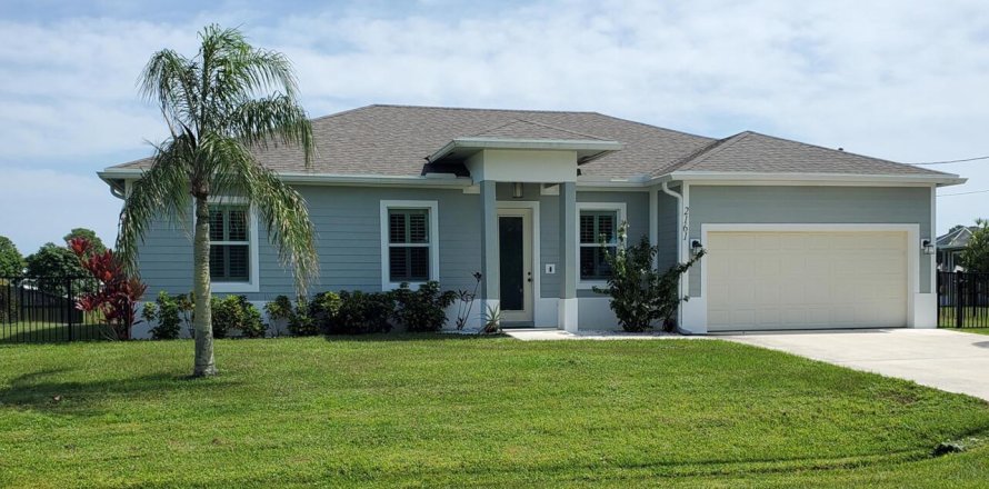 House in Port St. Lucie, Florida 4 bedrooms, 150.97 sq.m. № 2370263