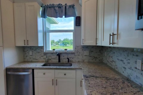 House in Port St. Lucie, Florida 4 bedrooms, 150.97 sq.m. № 2370263 - photo 9
