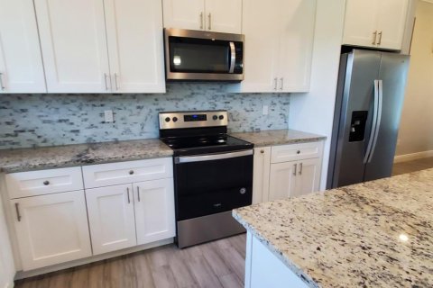 House in Port St. Lucie, Florida 4 bedrooms, 150.97 sq.m. № 2370263 - photo 8