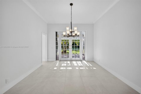 House in Weston, Florida 5 bedrooms, 369.66 sq.m. № 1955016 - photo 5