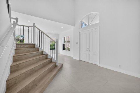 House in Weston, Florida 5 bedrooms, 369.66 sq.m. № 1955016 - photo 2