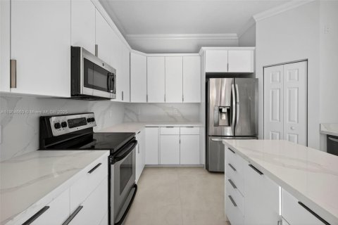 House in Weston, Florida 5 bedrooms, 369.66 sq.m. № 1955016 - photo 8