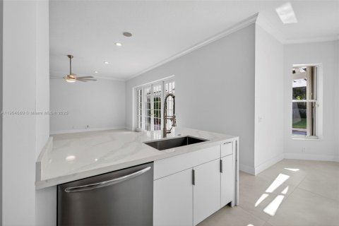 House in Weston, Florida 5 bedrooms, 369.66 sq.m. № 1955016 - photo 10