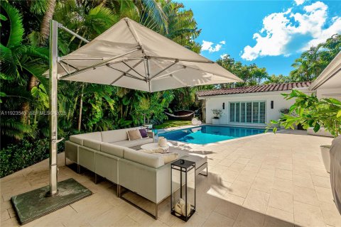 House in Key Biscayne, Florida 5 bedrooms, 217.95 sq.m. № 2038819