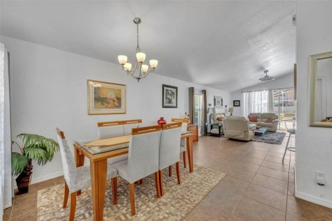 House in Davenport, Florida 4 bedrooms, 156.17 sq.m. № 2099780 - photo 5
