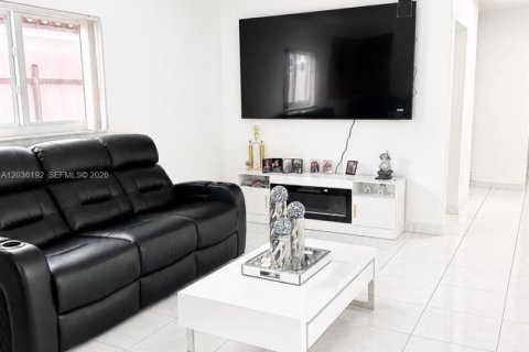 Villa ou maison à vendre à Hialeah, Floride: 3 chambres, 175.59 m2 № 2087804 - photo 2