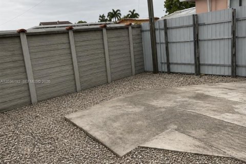 Villa ou maison à vendre à Hialeah, Floride: 3 chambres, 175.59 m2 № 2087804 - photo 15