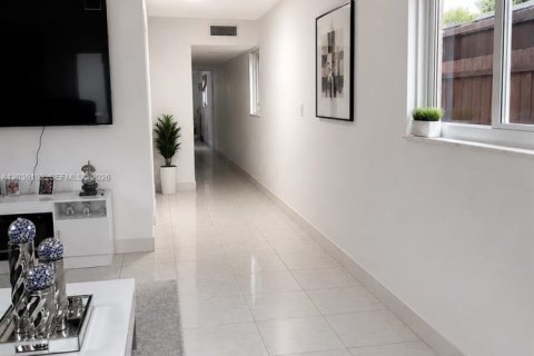 Villa ou maison à vendre à Hialeah, Floride: 3 chambres, 175.59 m2 № 2087804 - photo 3