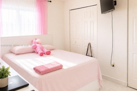 Villa ou maison à vendre à Hialeah, Floride: 3 chambres, 175.59 m2 № 2087804 - photo 11