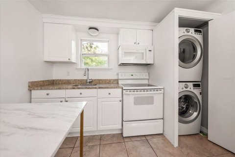 House in Saint Petersburg, Florida 3 bedrooms, 201.32 sq.m. № 2391390 - photo 22