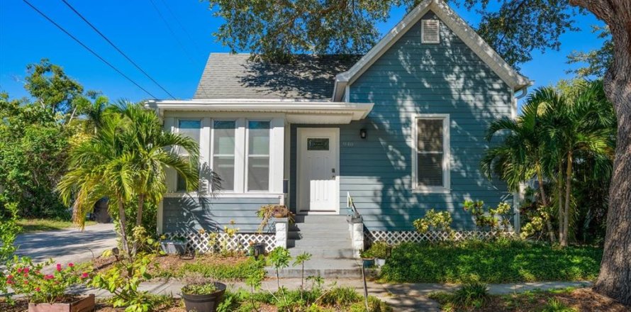 House in Saint Petersburg, Florida 3 bedrooms, 201.32 sq.m. № 2391390