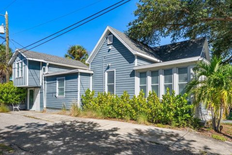 House in Saint Petersburg, Florida 3 bedrooms, 201.32 sq.m. № 2391390 - photo 2