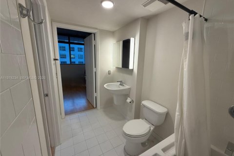 Condo in Miami, Florida, 1 bedroom  № 2042054 - photo 5