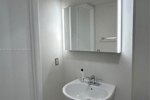 Condo in Miami, Florida, 1 bedroom  № 2042054 - photo 7