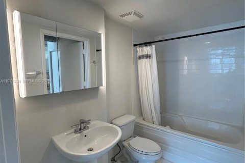 Condo in Miami, Florida, 1 bedroom  № 2042054 - photo 6