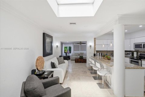 Casa en venta en Miami, Florida, 3 dormitorios, 167.6 m2 № 2065377 - foto 5