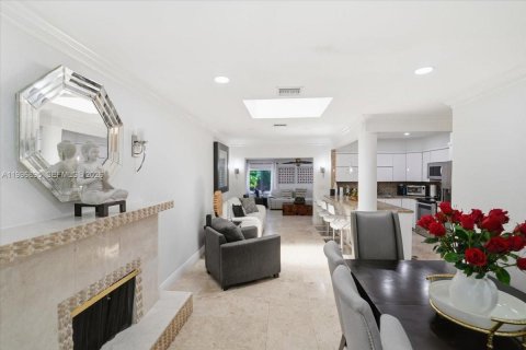 Casa en venta en Miami, Florida, 3 dormitorios, 167.6 m2 № 2065377 - foto 4