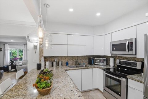 Casa en venta en Miami, Florida, 3 dormitorios, 167.6 m2 № 2065377 - foto 12