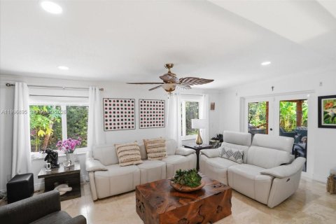 Casa en venta en Miami, Florida, 3 dormitorios, 167.6 m2 № 2065377 - foto 18