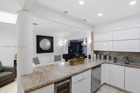 Casa en venta en Miami, Florida, 3 dormitorios, 167.6 m2 № 2065377 - foto 11