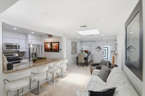 Casa en venta en Miami, Florida, 3 dormitorios, 167.6 m2 № 2065377 - foto 21