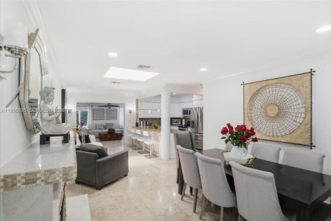 Casa en venta en Miami, Florida, 3 dormitorios, 167.6 m2 № 2065377 - foto 3