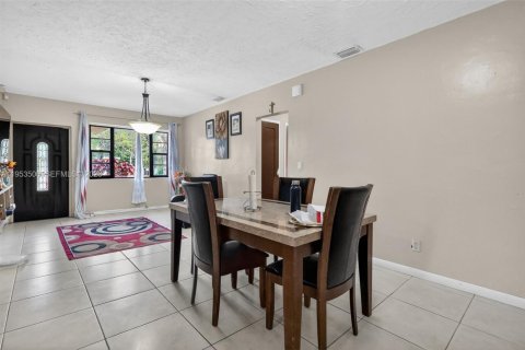 Casa en venta en Miami, Florida, 4 dormitorios, 159.23 m2 № 2007746 - foto 11