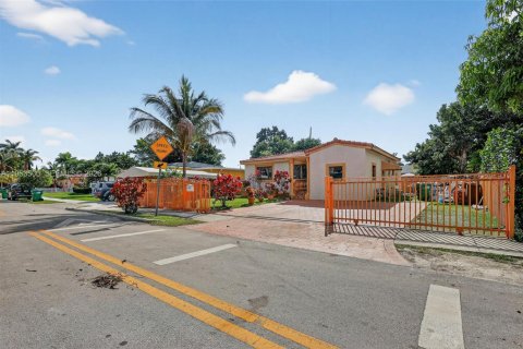Casa en venta en Miami, Florida, 4 dormitorios, 159.23 m2 № 2007746 - foto 5