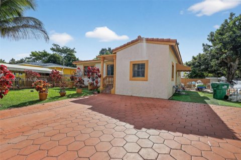 Casa en venta en Miami, Florida, 4 dormitorios, 159.23 m2 № 2007746 - foto 3