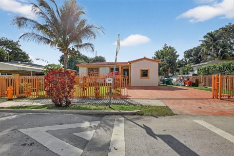 Casa en venta en Miami, Florida, 4 dormitorios, 159.23 m2 № 2007746 - foto 4