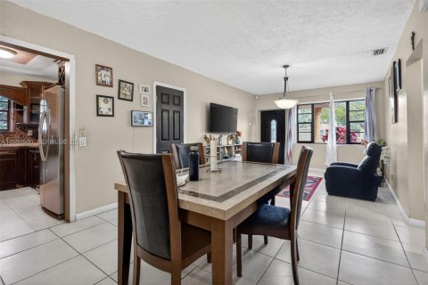 Casa en venta en Miami, Florida, 4 dormitorios, 159.23 m2 № 2007746 - foto 12