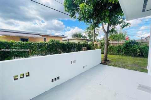 House in Miami, Florida 2 bedrooms, 81.2 sq.m. № 2000298 - photo 10