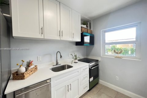 House in Miami, Florida 2 bedrooms, 81.2 sq.m. № 2000298 - photo 3