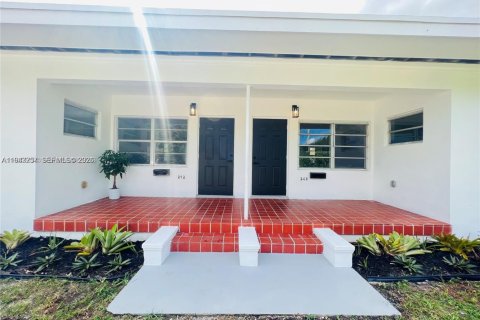 House in Miami, Florida 2 bedrooms, 81.2 sq.m. № 2000298 - photo 13