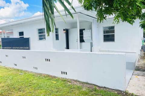 House in Miami, Florida 2 bedrooms, 81.2 sq.m. № 2000298 - photo 12