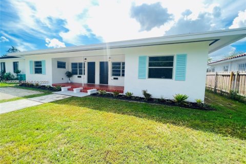 House in Miami, Florida 2 bedrooms, 81.2 sq.m. № 2000298