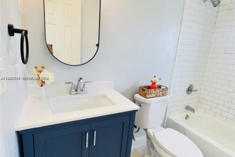 House in Miami, Florida 2 bedrooms, 81.2 sq.m. № 2000298 - photo 8